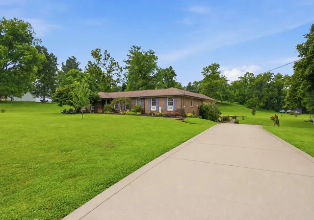 Photo 3 of Single family home for sale at 402 Ellington Dr, Franklin, TN 37064 | MLS# 3306057 | Listing updated on 2026-08-31