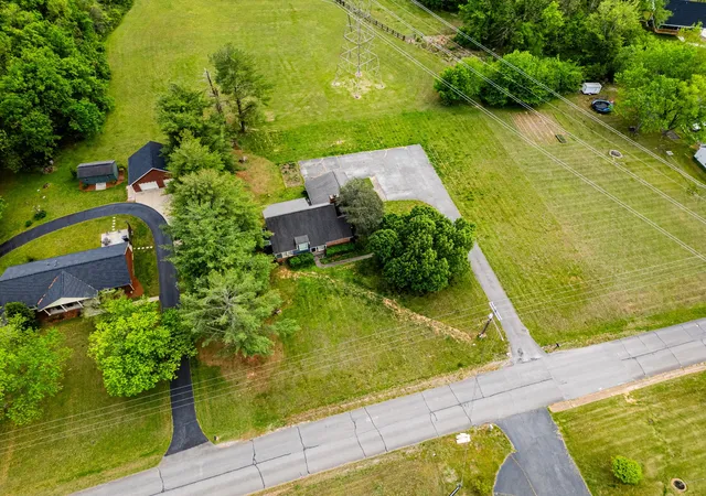 Photo 4 of Single family home for sale at 674 Lakeside Dr, Springfield, TN 37172 | MLS# 3309252 | Listing updated on 2026-08-20