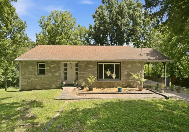1st image of 215 Wallace Dr, Fayetteville, TN 37334 | MLS# 3306235