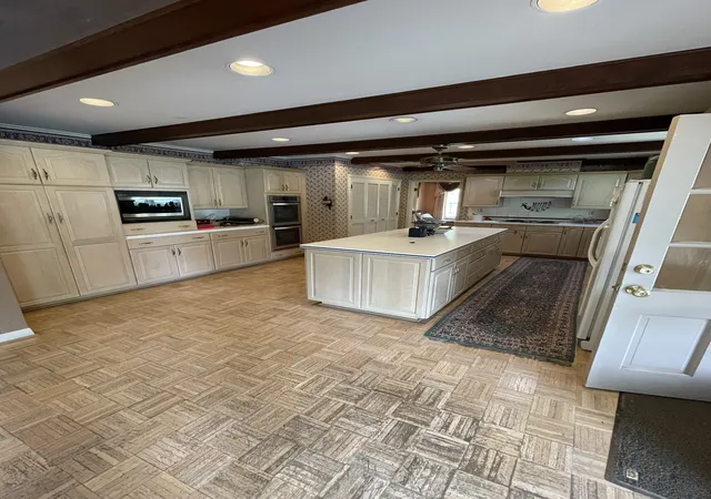 Photo 4 of Single family home for sale at 5534 Walnut Grv Rd, Memphis, TN 38120 | MLS# 3305115 | Listing updated on 2026-07-23