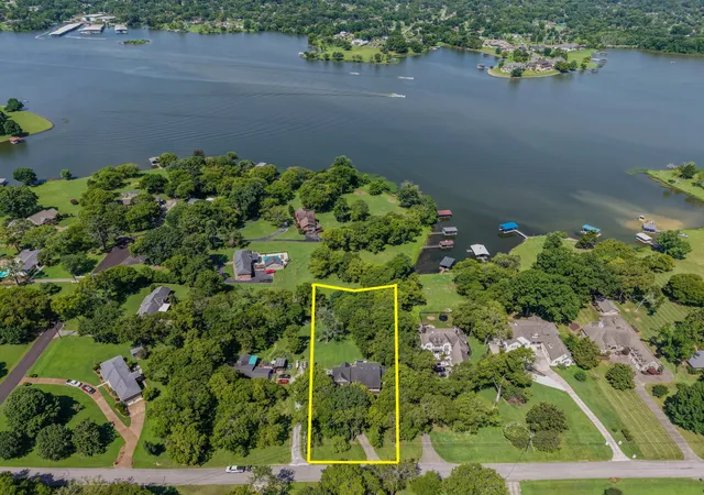 Photo 2 of Single family home for sale at 242 Lake Ter Dr, Hendersonville, TN 37075 | MLS# 3305375 | Listing updated on 2026-10-07