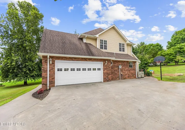 Photo 3 of Single family home for sale at 334 Lynnwood Dr, Athens, TN 37303 | MLS# 3305269 | Listing updated on 2026-09-21
