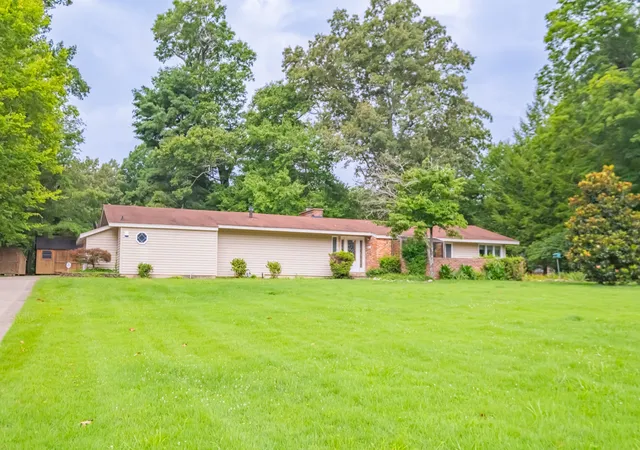 1st image of 1915 Country Club Dr, Tullahoma, TN 37388 | MLS# 3305329