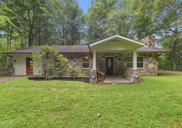 3rd image of 220 Seaton Dr, Gatlinburg, TN 37738 | MLS# 3305413