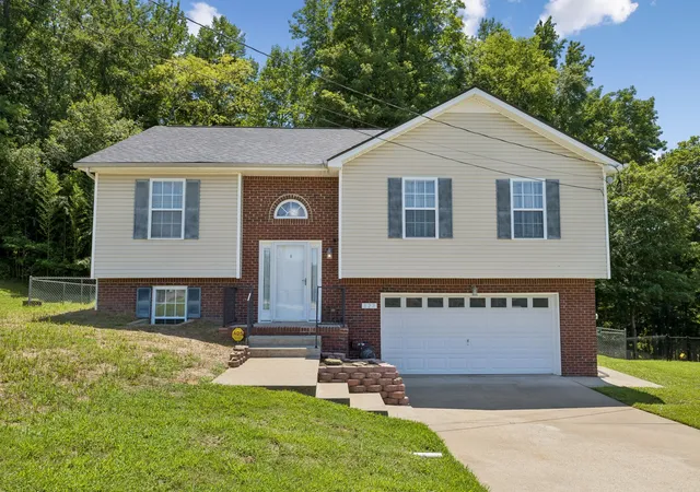 1st image of 827 Sugarcane Way, Clarksville, TN 37040 | MLS# 3305947