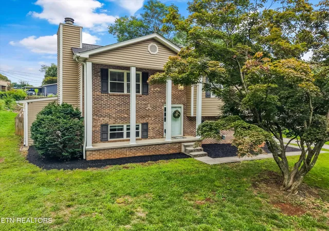 Photo 1 of Single family home for sale at 9315 Barrington Blvd, Knoxville, TN 37922 | MLS# 3597090 | Listing updated on 2026-10-08