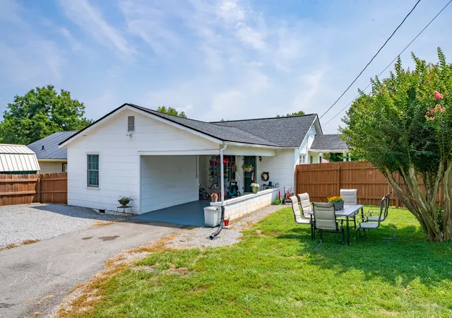 Photo 1 of Single family home for sale at 504 Lincoln St, Pulaski, TN 38478 | MLS# 3319379 | Listing updated on 2026-09-21