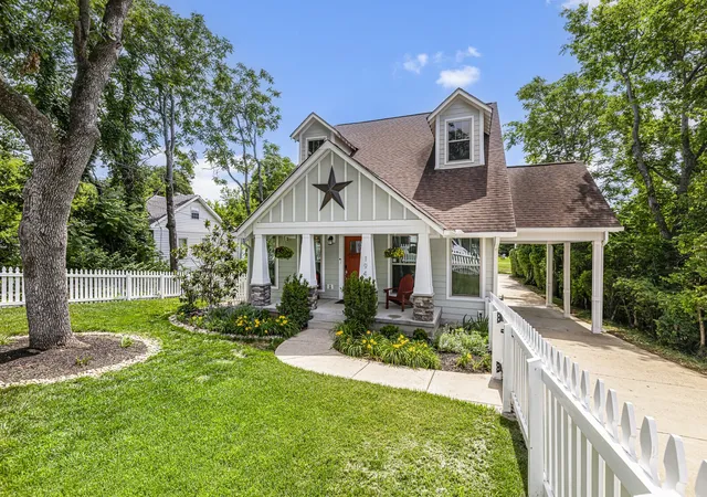 Photo 2 of Single family home for sale at 194 37th Avenue N, Nashville, TN 37209 | MLS# 3306638 | Listing updated on 2026-09-06