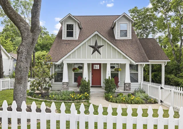 Photo 3 of Single family home for sale at 194 37th Avenue N, Nashville, TN 37209 | MLS# 3306638 | Listing updated on 2026-09-06