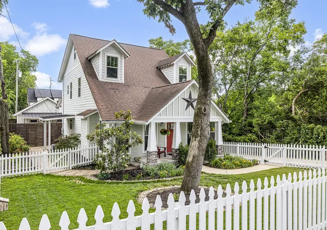 Photo 4 of Single family home for sale at 194 37th Avenue N, Nashville, TN 37209 | MLS# 3306638 | Listing updated on 2026-09-06