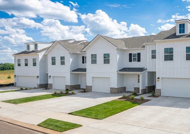 Photo 2 of Townhouse for sale at 2584 Mcclure Blvd, Columbia, TN 38401 | MLS# 3314808 | Listing updated on 2026-10-04