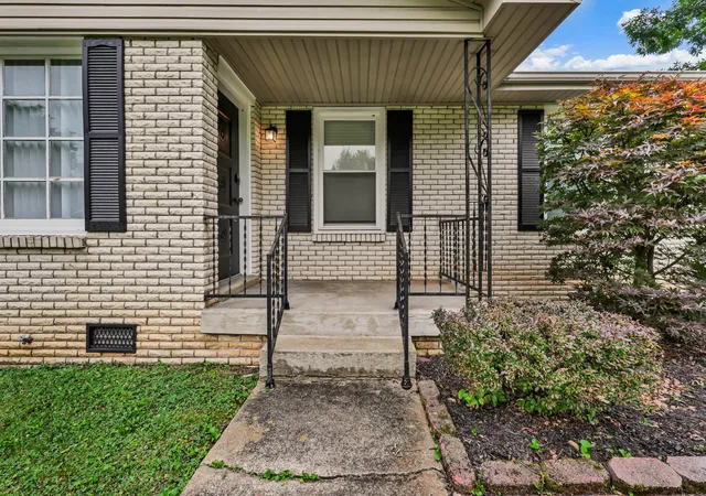 Photo 2 of Single family home for sale at 573 Chesterfield Dr, Clarksville, TN 37043 | MLS# 3312151 | Listing updated on 2026-08-30