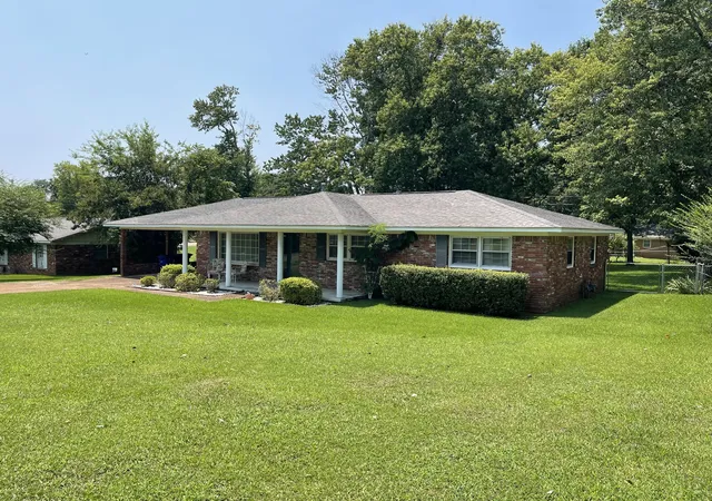 1st image of 416 E Lakeside Dr, Florence, AL 35630 | MLS# 3308974