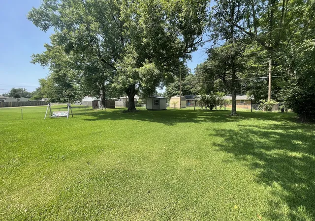 15th image of 416 E Lakeside Dr, Florence, AL 35630 | MLS# 3308974