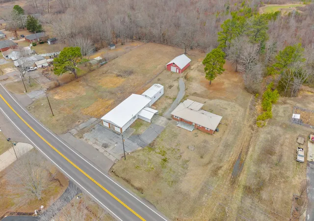2nd image of 821 Memorial Dr, Paris, TN 38242 | MLS# 3306754