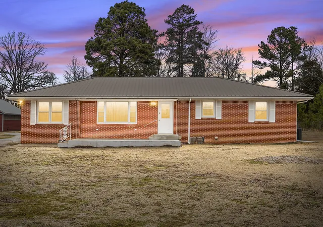 4th image of 821 Memorial Dr, Paris, TN 38242 | MLS# 3306754
