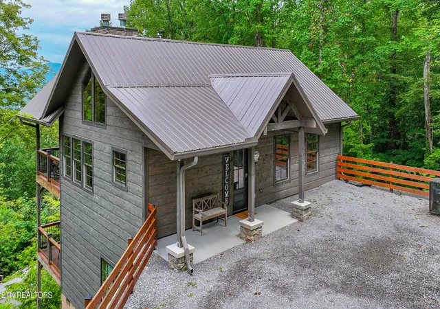 Photo 2 of Sale Pending at 4163 Burning Tree Ln, Sevierville, TN 37862 | MLS# 3322516 | Listing updated on 2026-08-15