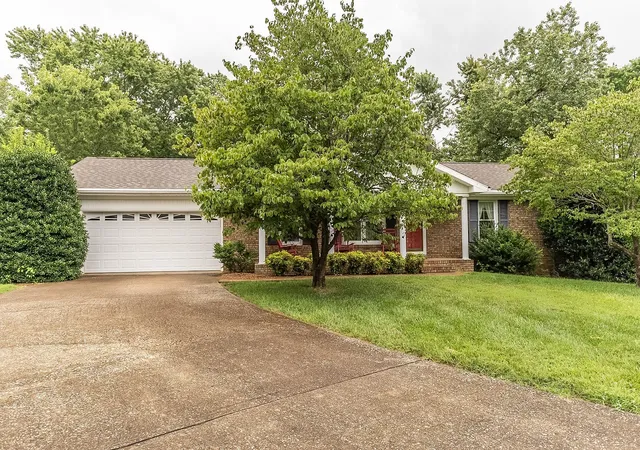 3rd image of 302 Springmont Dr, Hopkinsville, KY 42240 | MLS# 3307480