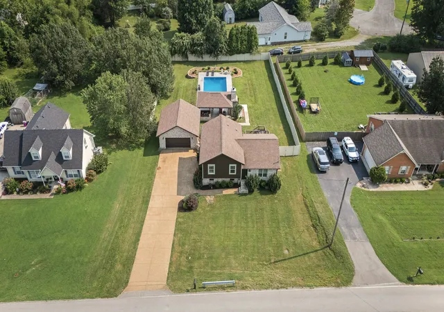Photo 3 of Single family home for sale at 304 Narrows Rd, Shelbyville, TN 37160 | MLS# 3314456 | Listing updated on 2026-09-15