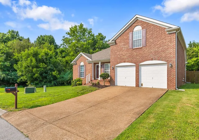 Photo 2 of Sale Pending at 214 Cobblestone Lndg, Mount Juliet, TN 37122 | MLS# 3316290 | Listing updated on 2026-09-04