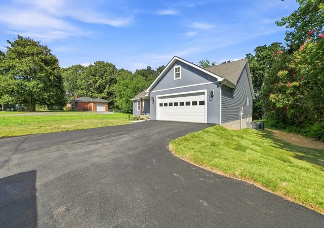 3rd image of 913 Memorial Dr, Paris, TN 38242 | MLS# 3311562