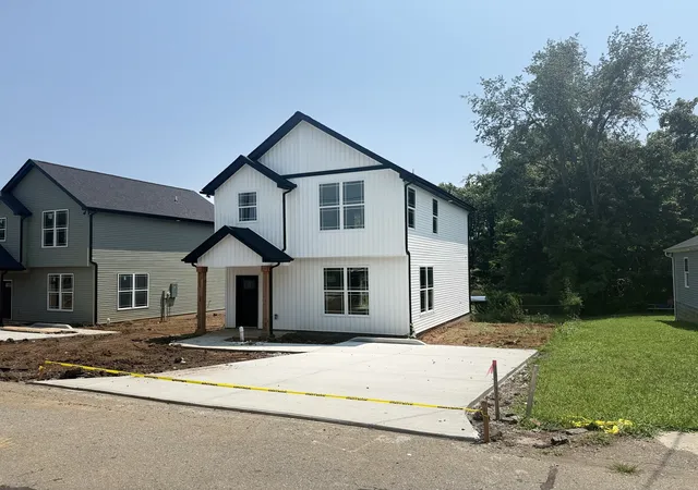 Photo 1 of Single family home for sale at 208 15th Avenue W, Springfield, TN 37172 | MLS# 3309210 | Listing updated on 2026-09-24