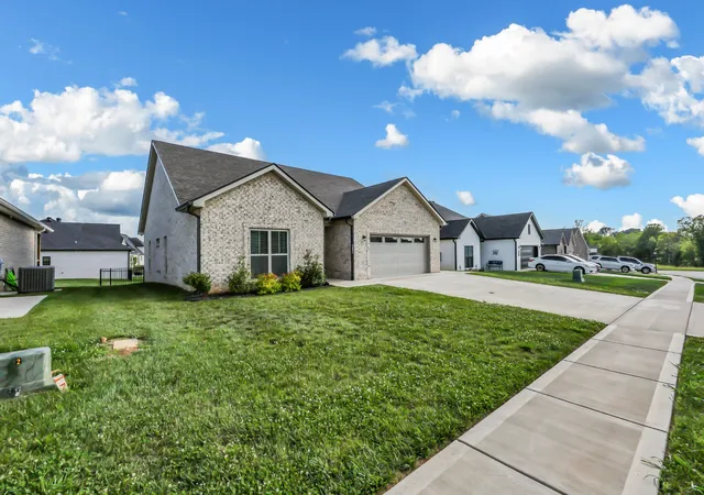 Photo 3 of Single family home for sale at 814 Willowicke Dr, Clarksville, TN 37043 | MLS# 3309399 | Listing updated on 2026-08-06