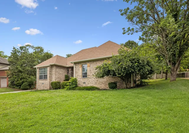 Photo 2 of Single family home for sale at 130 Devonshire Trl, Hendersonville, TN 37075 | MLS# 3311539 | Listing updated on 2026-09-25