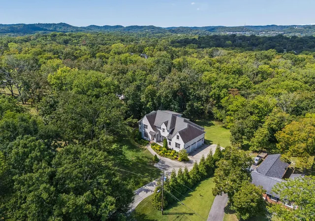 Photo 2 of Mansion for sale at 6732 Darden Pl, Nashville, TN 37205 | MLS# 3528218 | Listing updated on 2026-09-06