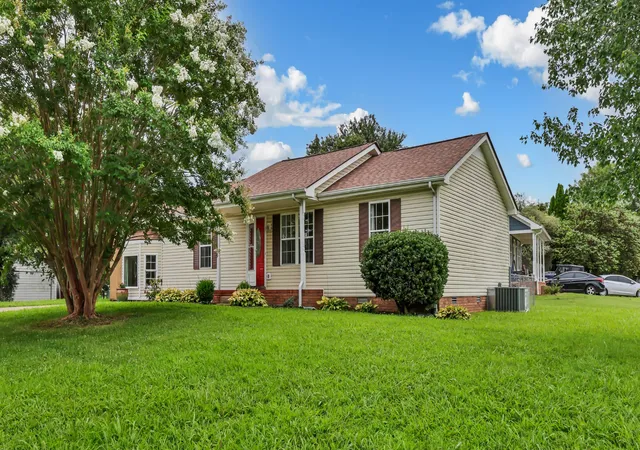 Photo 3 of Single family home for sale at 3200 N Senseney Cir, Clarksville, TN 37042 | MLS# 3312368 | Listing updated on 2026-10-29