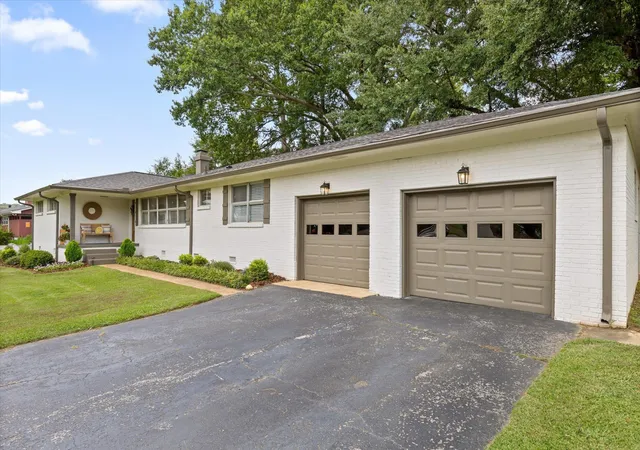 Photo 2 of Single family home for sale at 6929 Hickory View Ln, Chattanooga, TN 37421 | MLS# 3311533 | Listing updated on 2026-09-13