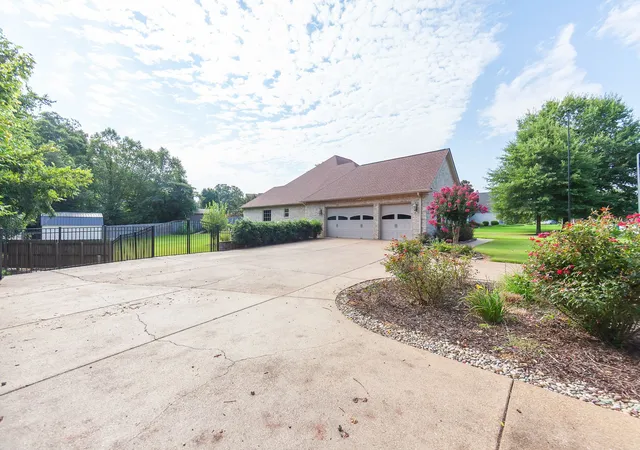 Photo 3 of Single family home for sale at 88 Epperson Dr, Jackson, TN 38305 | MLS# 3311605 | Listing updated on 2026-08-23