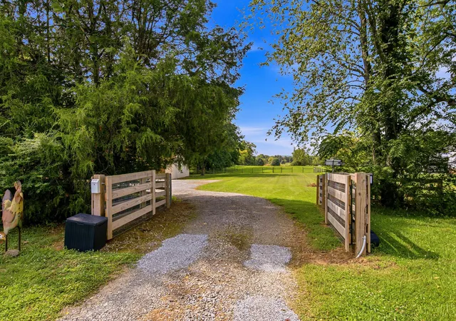 Photo 3 of Single family home for sale at 6425 Highway 25 E, Springfield, TN 37172 | MLS# 3314440 | Listing updated on 2026-09-07