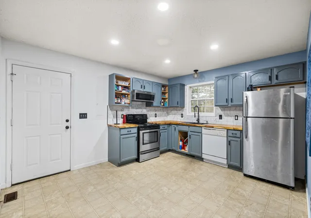 Photo 4 of Single family home for sale at 966 Greenwood Ave, Clarksville, TN 37040 | MLS# 3312499 | Listing updated on 2026-09-07
