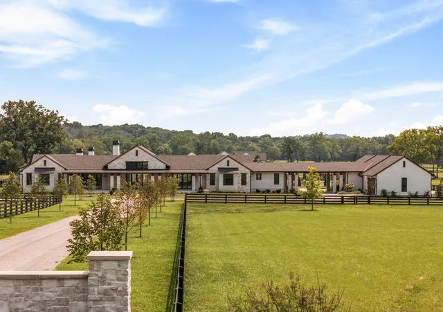 Photo 1 of Mansion for sale at 2077 Wilson Pike, Franklin, TN 37067 | MLS# 3320027 | Listing updated on 2026-08-03