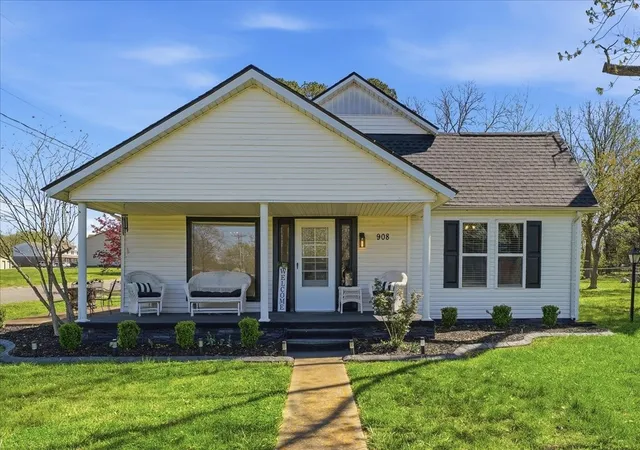 1st image of 908 Smith Ave, Lawrenceburg, TN 38464 | MLS# 3333582