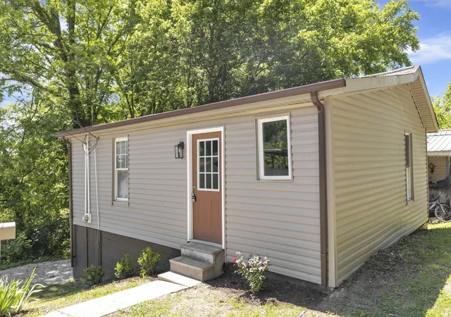 1st image of 223 4th Ave E, Springfield, TN 37172 | MLS# 3336063