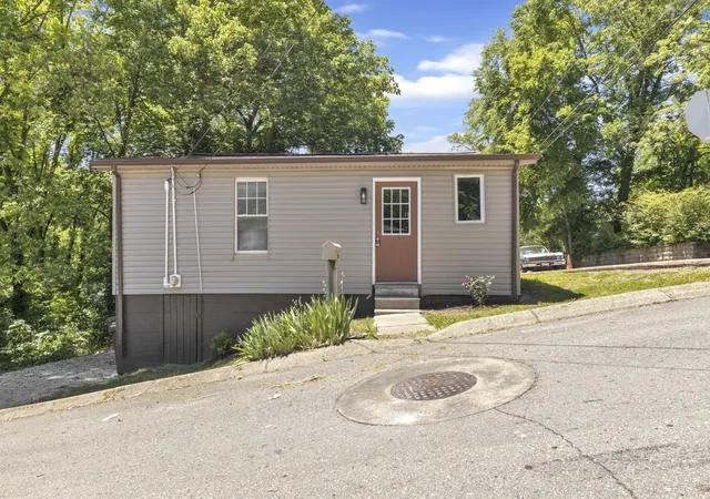 2nd image of 223 4th Ave E, Springfield, TN 37172 | MLS# 3336063