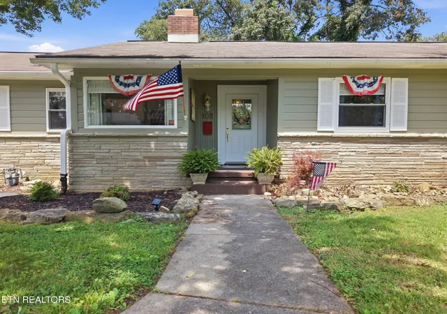 3rd image of 102 Nolan Rd, Oak Ridge, TN 37830 | MLS# 3314696
