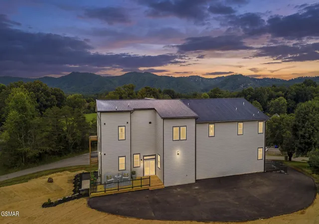 Photo 3 of Single family home for sale at 1495 Wendron Moors Dr, Sevierville, TN 37862 | MLS# 3316013 | Listing updated on 2026-10-01