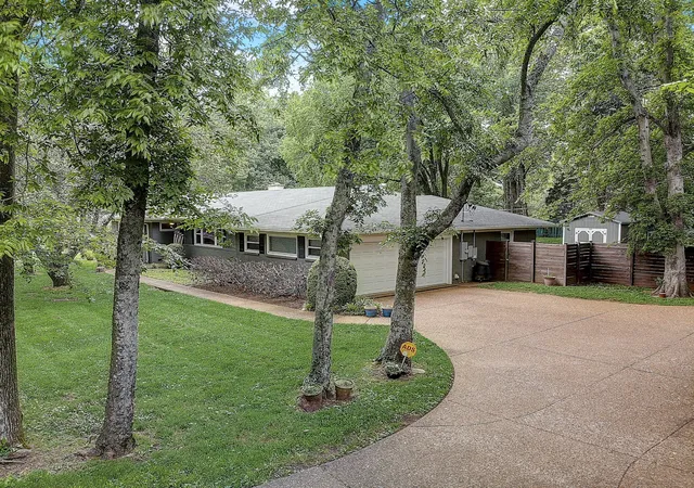 Photo 3 of Sale Pending at 808 Battery Ln, Nashville, TN 37220 | MLS# 3319834 | Listing updated on 2026-08-24