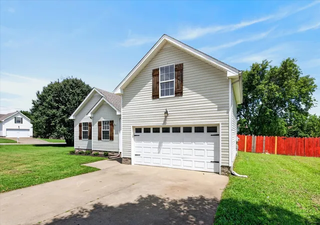 Photo 3 of Sale Pending at 3795 Tamera Ln, Clarksville, TN 37042 | MLS# 3317639 | Listing updated on 2026-08-31