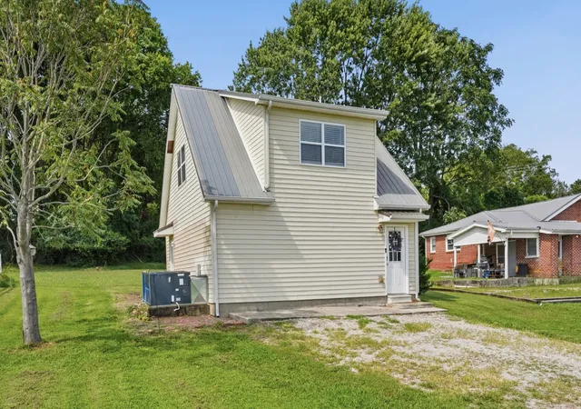 Photo 3 of Single family home for sale at 525 Sharp Springs Rd, Winchester, TN 37398 | MLS# 3318900 | Listing updated on 2026-09-03