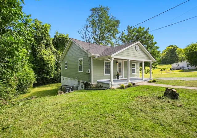1st image of 411 E 10th St, Columbia, TN 38401 | MLS# 3320003