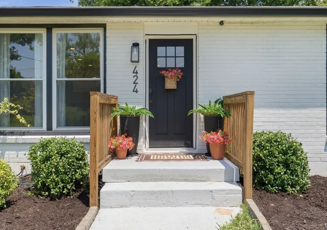 Photo 2 of Single family home for sale at 424 Kingview Ct, Nashville, TN 37218 | MLS# 3319034 | Listing updated on 2026-09-18