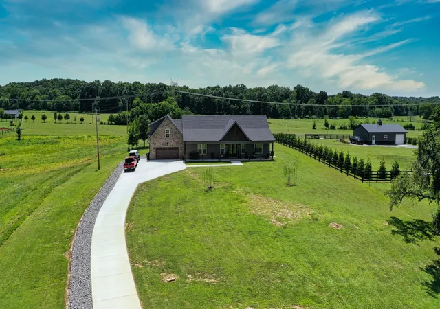 Photo 3 of Single family home for sale at 237 Burns Rd, Shelbyville, TN 37160 | MLS# 3322556 | Listing updated on 2026-10-04