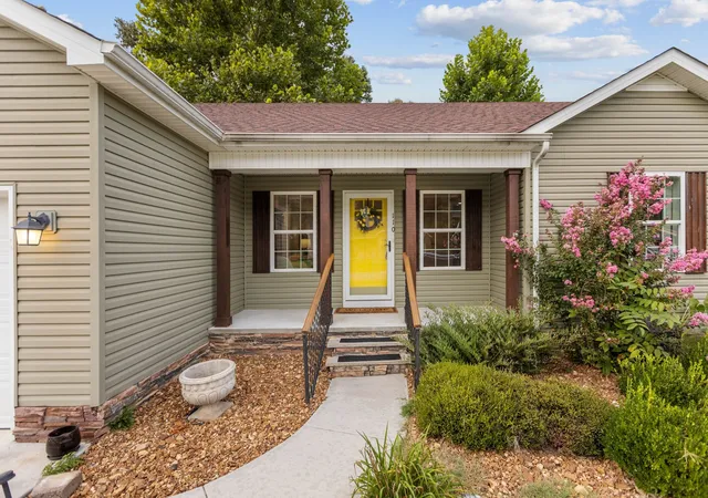 Photo 3 of Single family home for sale at 110 Collinwood Dr, Tullahoma, TN 37388 | MLS# 3500970 | Listing updated on 2026-09-25