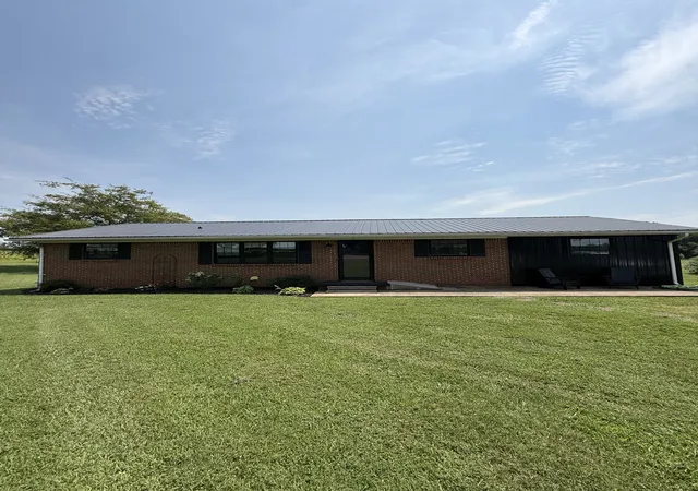 Photo 1 of Sale Pending at 729 Weakley Crk Rd E, Lawrenceburg, TN 38464 | MLS# 3320009 | Listing updated on 2026-09-01
