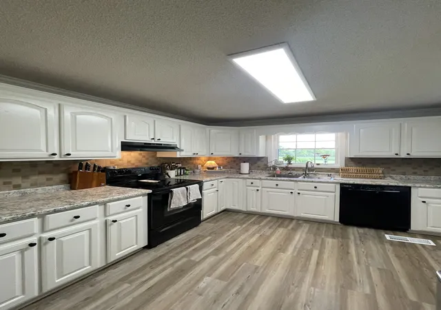 Photo 4 of Sale Pending at 729 Weakley Crk Rd E, Lawrenceburg, TN 38464 | MLS# 3320009 | Listing updated on 2026-09-01