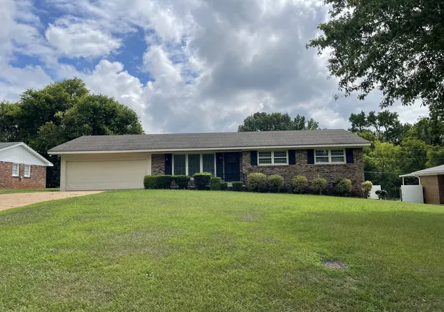1st image of 421 E Lakeside Dr E, Florence, AL 35630 | MLS# 3320002